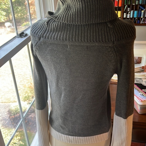 Do+Be  Slit Sleeve Color Blocked Cowl Neck Sweater grey and off white - Picture 2 of 5